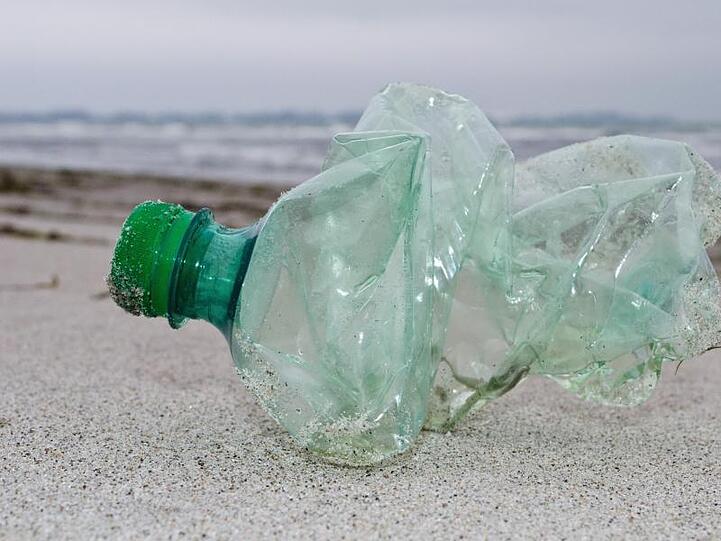 Schlecht für die Umwelt - egal in welcher Form: Die Einwegflasche aus Plastik.