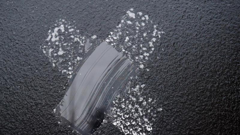 Auf einer Seitenscheibe eines Autos ist mit einem Eiskratzer ein Kreuz gekratzt. Foto: Arno Burgi/Archiv Auf einer Seitenscheibe eines Autos ist mit einem Eiskratzer ein Kreuz gekratzt. Foto: Arno Burgi/Archiv