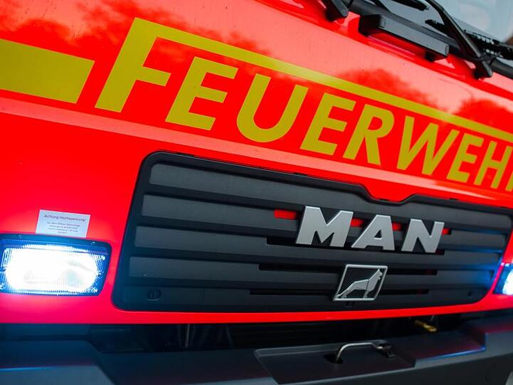 Ein Löschfahrzeug der Feuerwehr. Foto: Daniel Bockwoldt/dpa/Archivbild