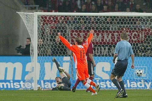 Der Gegner jubelt, der Torwart jammert: Jaromir Blazek liegt &ndash; nicht zum ersten Mal in dieser Saison &ndash; hilflos wie ein Maikäfer auf dem Rücken, der Cottbusser Ervin Skela (oranges Trikot) freut sich über das 1:1.