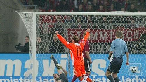 Der Gegner jubelt, der Torwart jammert: Jaromir Blazek liegt – nicht zum ersten Mal in dieser Saison – hilflos wie ein Maikäfer auf dem Rücken, der Cottbusser Ervin Skela (oranges Trikot) freut sich über das 1:1. Der Gegner jubelt, der Torwart jammert: Jaromir Blazek liegt – nicht zum ersten Mal in dieser Saison – hilflos wie ein Maikäfer auf dem Rücken, der Cottbusser Ervin Skela (oranges Trikot) freut sich über das 1:1.