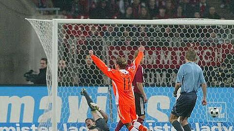 Der Gegner jubelt, der Torwart jammert: Jaromir Blazek liegt &ndash; nicht zum ersten Mal in dieser Saison &ndash; hilflos wie ein Maikäfer auf dem Rücken, der Cottbusser Ervin Skela (oranges Trikot) freut sich über das 1:1.