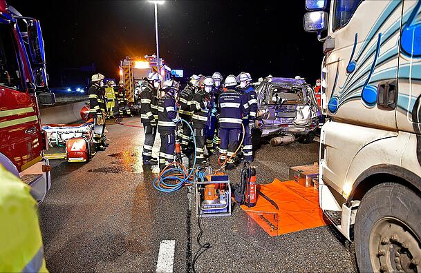 Die Berufsfeuerwehr bereinigt die Unfallstelle auf der A99 bei Germering. Die Berufsfeuerwehr bereinigt die Unfallstelle auf der A99 bei Germering.