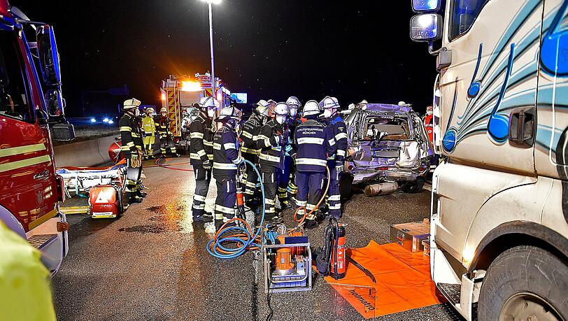 Die Berufsfeuerwehr bereinigt die Unfallstelle auf der A99 bei Germering.