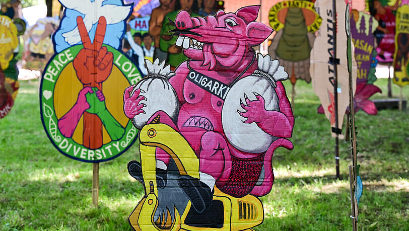 Wayang Kardus, lebensgroße Figuren aus Pappe, bevölkern den Platz vor dem Hallenbad. Sie sind Teil des Archivs des indonesischen Kollektivs Taring Padi, das während der documenta das Hallenbad Ost und weitere Plätze bespielt. Wayang Kardus, lebensgroße Figuren aus Pappe, bevölkern den Platz vor dem Hallenbad. Sie sind Teil des Archivs des indonesischen Kollektivs Taring Padi, das während der documenta das Hallenbad Ost und weitere Plätze bespielt.