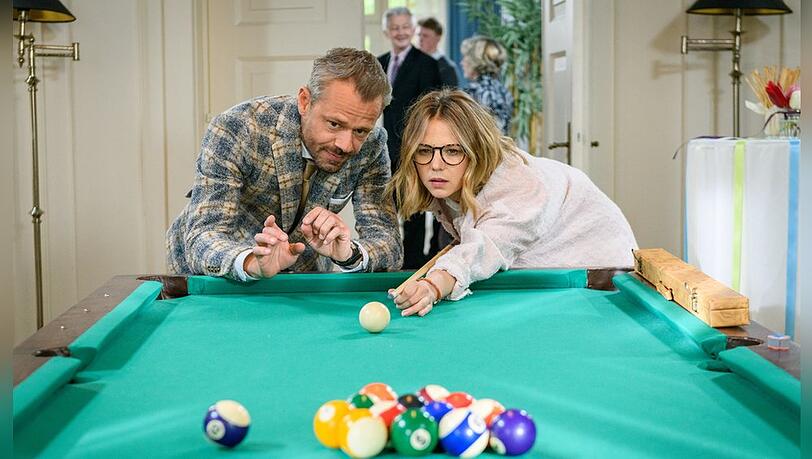 "Sturm der Liebe": Erik bestreitet mit Josie das Billardturnier.