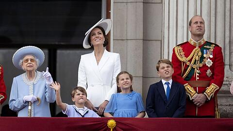 Das britische Thronfolgerpaar Kate und William mit den drei Kindern Louis (v.l.), Charlotte und George. Der älteste wird später höchstwahrscheinlich einmal König werden.
