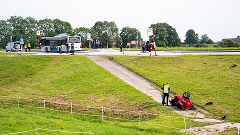 Beim Zusammenstoß des Quad-Trikes mit zwei Fußgängern sind ein Junge ums Leben gekommen und drei weitere Personen schwer verletzt worden.