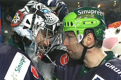 Gut gemacht! Andre Savage (rechts) beglückwünscht Tiger-Torwart Patrick Ehelechner.