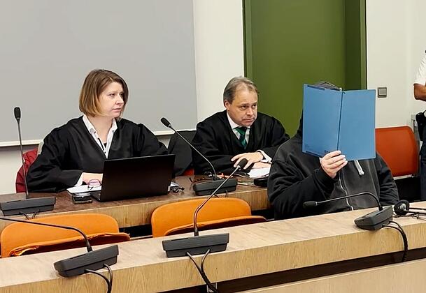 Die Verteidigung neben dem Angeklagten: Nach einer Messerattacke auf zwei Männer wird vor dem Landgericht München I ein Urteil erwartet. (Archivbild)