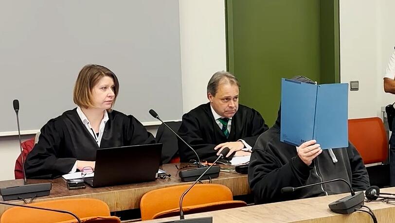 Die Verteidigung neben dem Angeklagten: Nach einer Messerattacke auf zwei Männer wird vor dem Landgericht München I ein Urteil erwartet. (Archivbild) Die Verteidigung neben dem Angeklagten: Nach einer Messerattacke auf zwei Männer wird vor dem Landgericht München I ein Urteil erwartet. (Archivbild)