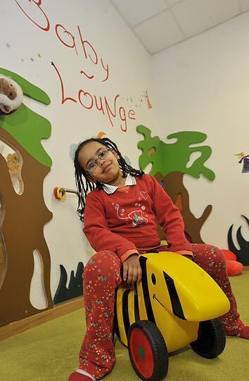 Die kleine Rebekka fühlt sich hier pudelwohl! Gerne würde sie öfter kommen. Aber die Kinderlounge ist nur für Reisende.