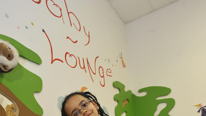 Die kleine Rebekka fühlt sich hier pudelwohl! Gerne würde sie öfter kommen. Aber die Kinderlounge ist nur für Reisende. Die kleine Rebekka fühlt sich hier pudelwohl! Gerne würde sie öfter kommen. Aber die Kinderlounge ist nur für Reisende.