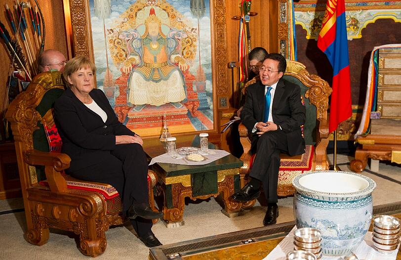 Hier begrüßt der mongolische Präsident Zachilganijin Elbegdordsch die deutsche Kanzlerin.