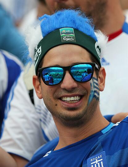Sie zeigen ihrem Team, dass sie es lieben: So wild sind die Fan-Verkleidungen zur EM 2012!