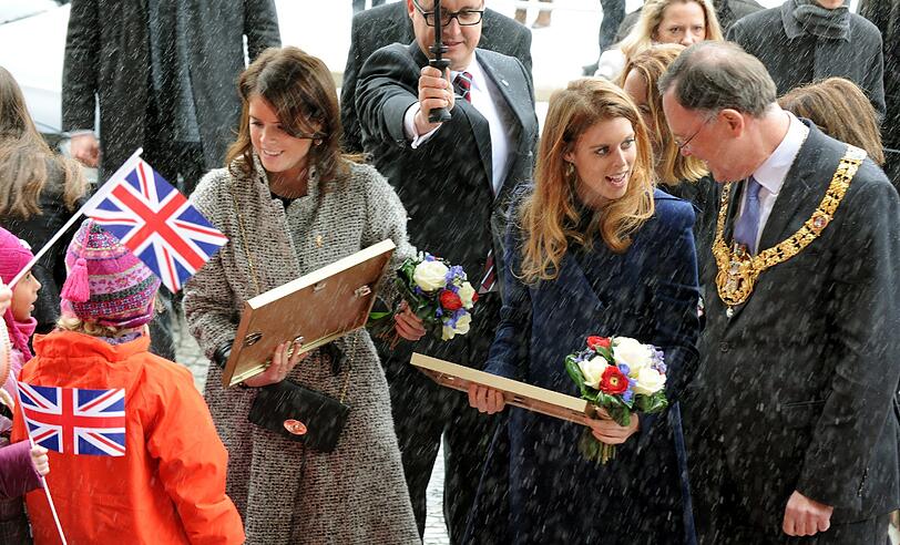 Die Enkelinnen der Queen in Hannover: Die britischen Prinzessinnen Eugenie (M ) und Beatrice (l) sind am Freitag gekommen, um an der Einweihung des wiederaufgebauten Schlosses Herrenhausen teilzunehmen.