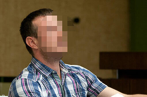 Denny K. (35) mit Armbinde vor dem Landgericht.
