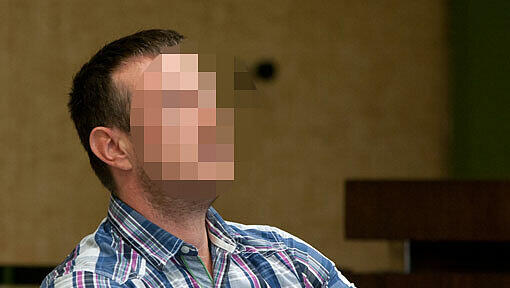Denny K. (35) mit Armbinde vor dem Landgericht. Denny K. (35) mit Armbinde vor dem Landgericht.