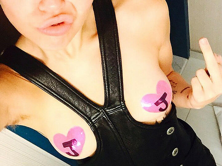 Miley Cyrus präsentiert ihr "Cheerleader"-Outfit