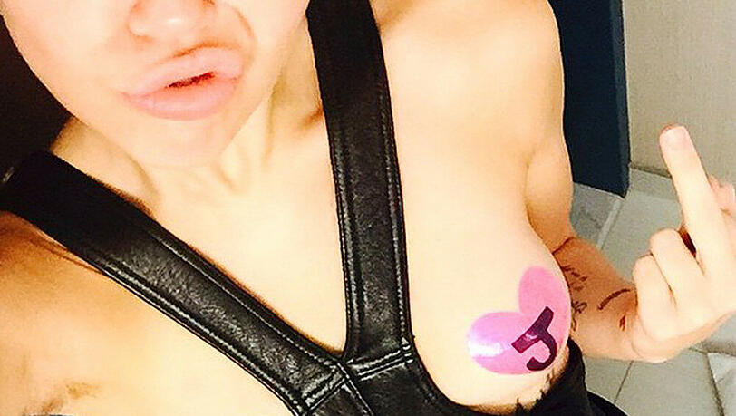 Miley Cyrus präsentiert ihr "Cheerleader"-Outfit Miley Cyrus präsentiert ihr "Cheerleader"-Outfit