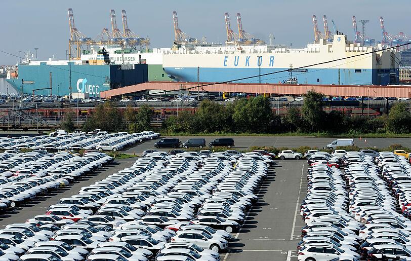 Neufahrzeuge stehen auf dem Autoterminal von Bremerhaven zur Verschiffung bereit.