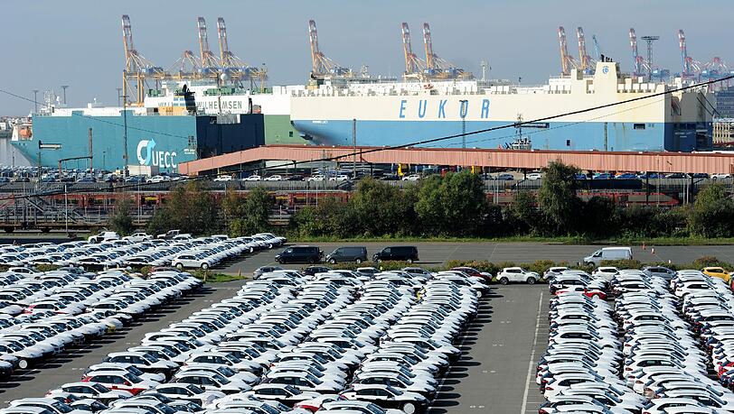 Neufahrzeuge stehen auf dem Autoterminal von Bremerhaven zur Verschiffung bereit. Neufahrzeuge stehen auf dem Autoterminal von Bremerhaven zur Verschiffung bereit.