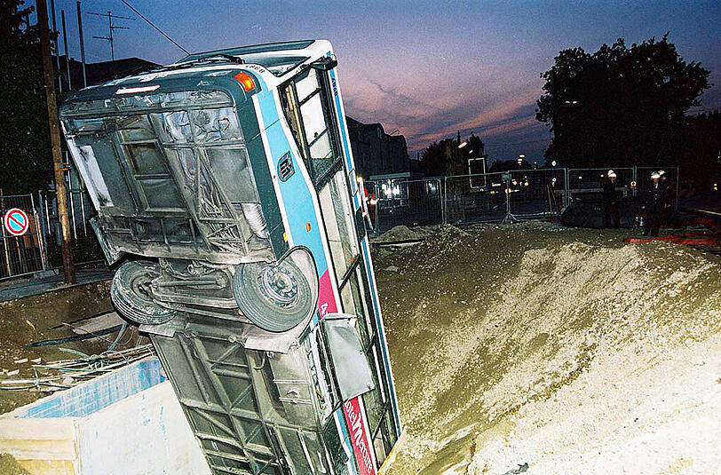 Archivbild: 1994 stürzte ein Linienbus in einen durch Ausschwemmung infolge des U-Bahn-Baus entstandenen Krater.