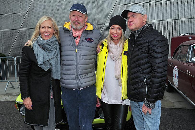 Schauspieler Axel Milberg (2.v.l) mit seiner Frau Judith (l) und Uwe Ochsenknecht mit Lebensgefährtin Kiki Viebrock