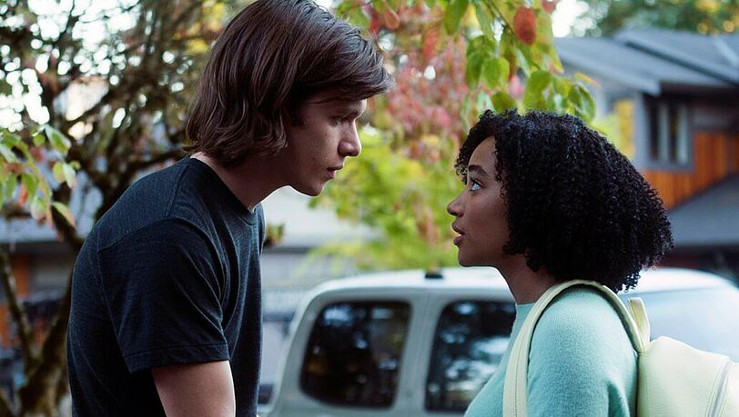 Olly (Nick Robinson) ist erfreut und geschockt zugleich: Eigentlich darf seine Liebste Maddy (Amandla Stenberg) das Haus unter keinen Umständen verlassen.