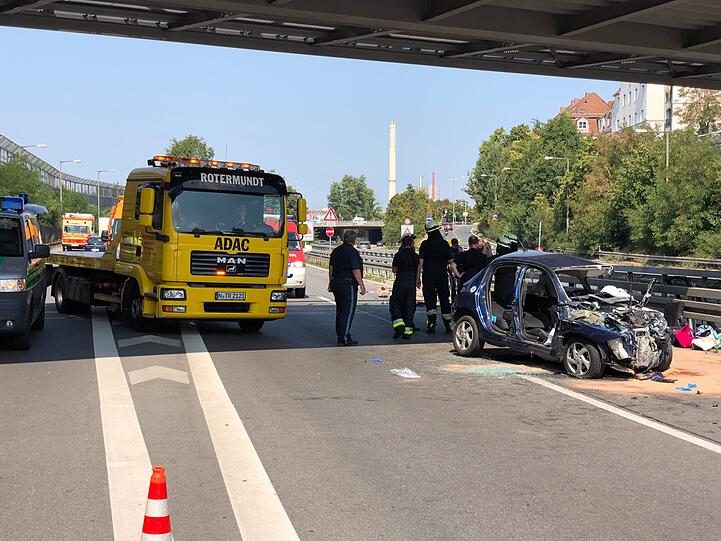 Der Pkw wurde komplett zerstört, sowohl die Fahrerin als auch der Fahrer erlitten schwere Verletzungen. Auch viele Insassen im Bus wurden verletzt. Die Bilder vom Unfallort auf der A73 bei Nürnberg.