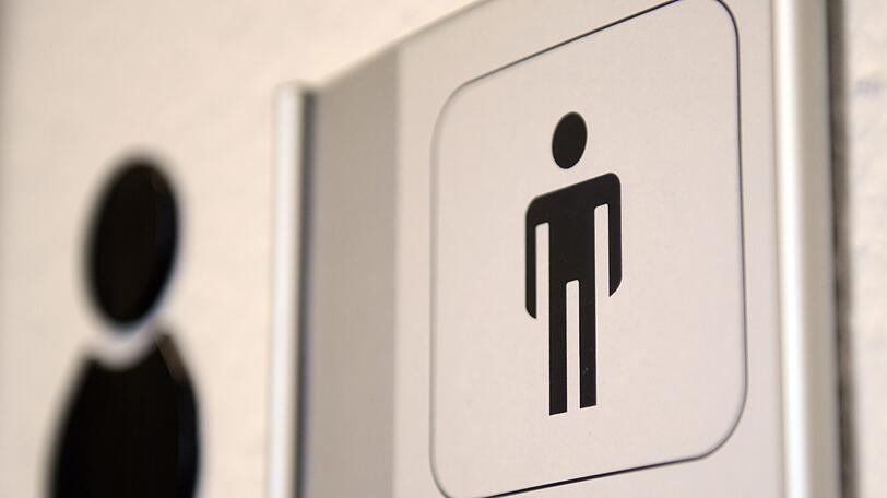 Im Vorraum einer Herrentoilette eines Münchner Hotels wurde ein 59-Jähriger offenbar von einer Zufallsbekanntschaft ausgeraubt. (Symbolbild)