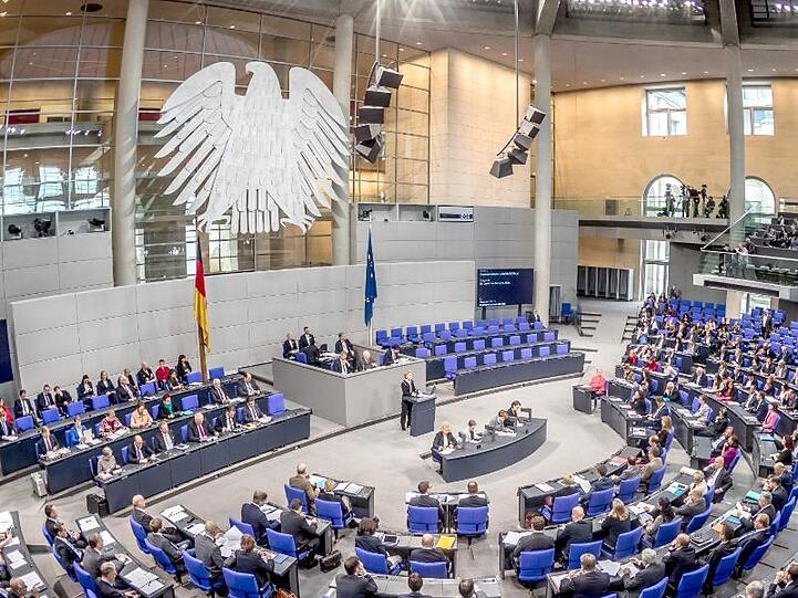 Politische Parteien finanzieren sich in Deutschland vor allem durch Mitgliedsbeiträge, Geld vom Staat und Spenden.