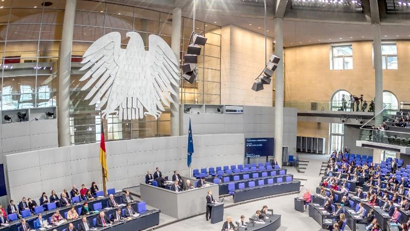 Politische Parteien finanzieren sich in Deutschland vor allem durch Mitgliedsbeiträge, Geld vom Staat und Spenden. Politische Parteien finanzieren sich in Deutschland vor allem durch Mitgliedsbeiträge, Geld vom Staat und Spenden.