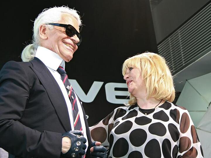 Modedesigner Karl Lagerfeld und die damalige "Bunte"-Chefredakteurin Patricia Riekel 2008 in Offenburg.