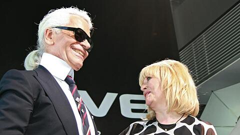 Modedesigner Karl Lagerfeld und die damalige "Bunte"-Chefredakteurin Patricia Riekel 2008 in Offenburg.