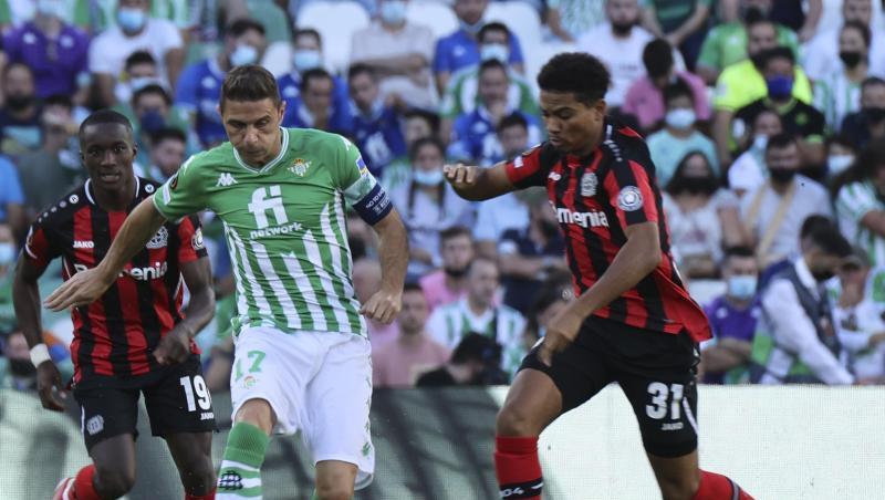 Joaquin (l) und Leverkusens Amine Adli teilten sich mit ihren Teams die Punkte. Joaquin (l) und Leverkusens Amine Adli teilten sich mit ihren Teams die Punkte.
