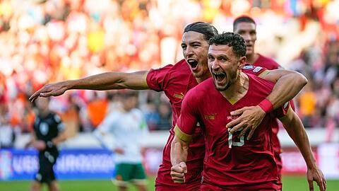 Serbiens Milos Veljkovic (r) jubelt über seinen Treffer zur 1:0-Führung.