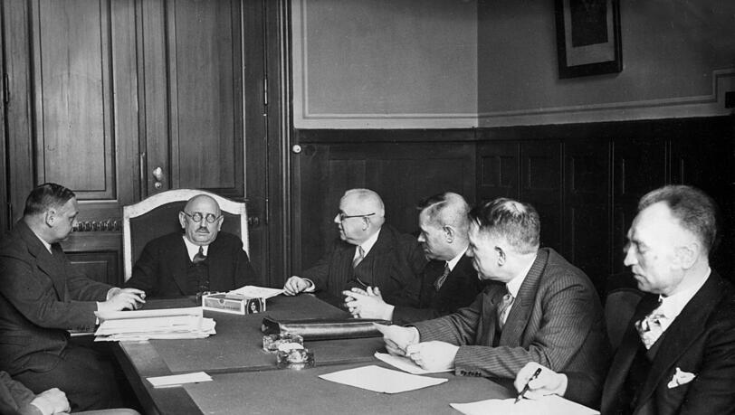 Der damalige Reichsarbeitsminister Adam Stegerwald (2.v.l., am Kopf des Tisches) 1932.
