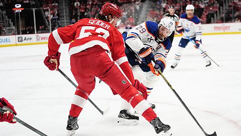 Zwei NHL-Topstars gemeinsam f&uuml;r Deutschland: Moritz Seider (l) und Leon Draisaitl (r). (Archivbild)