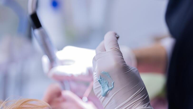 Wirbel um Zahnarztbesuche. Heute zahlt die Krankenkasse feste Zusch&uuml;sse. (Archivbild)