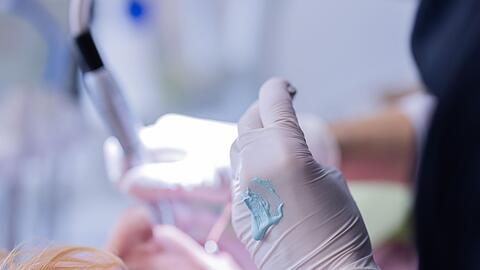 Wirbel um Zahnarztbesuche. Heute zahlt die Krankenkasse feste Zusch&uuml;sse. (Archivbild)