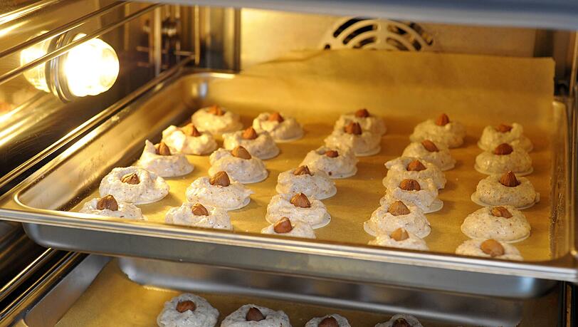 Wenn man Pl&auml;tzchen backen m&ouml;chte, eignet sich daf&uuml;r Umluft oder Hei&szlig;luft. Bei diesen beiden Funktionen k&ouml;nnen zwei oder drei Bleche gleichzeitig gebacken werden.