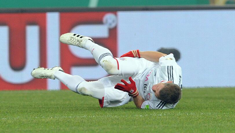 Beim 2:0 im DFB-Pokal-Viertelfinale der Bayern in Stuttgart am 08. Februar verletzt sich Bastian Schweinsteiger. Beim 2:0 im DFB-Pokal-Viertelfinale der Bayern in Stuttgart am 08. Februar verletzt sich Bastian Schweinsteiger.