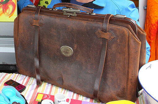 Begehrte Tasche
Die Ledertasche ist echt alt und mit mehrere Innentaschen versehen. „Sie stammt von einer Dame, die ich betreut habe, sie ist mit 99 gestorben. Ihr Sohn hat mich gebeten, ein paar Dinge abzuholen.“ Schon beim Aufbauen wollten ihr einige das Ding abkaufen. „Das sind Profis, die das dann zum doppelten Preis weiterverkaufen.“ Das macht sie lieber selbst. Für 80 Euro.