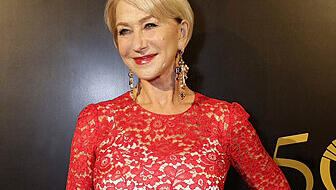 Helen Mirren im sexy Kleid aus roter Spitze von "Dolce & Gabbana". Helen Mirren im sexy Kleid aus roter Spitze von "Dolce & Gabbana".