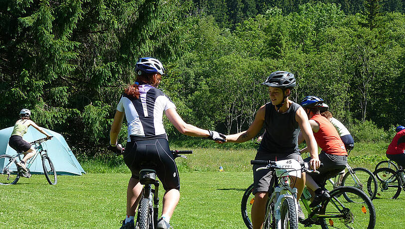 Bei den "Bike Days" wird in lockerer Atmosphäre Neues gelernt, die eigene Fahrtechnik verbessert und vor allem viel geradelt. Bei den "Bike Days" wird in lockerer Atmosphäre Neues gelernt, die eigene Fahrtechnik verbessert und vor allem viel geradelt.