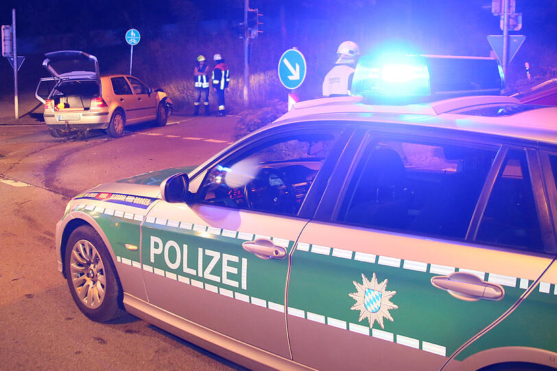 Aufgrund einer kaputten Ampel kam es in der Nähe von Mühldorf zu einem Zusammenstoß zwischen einem VW Golf und einem Seat.