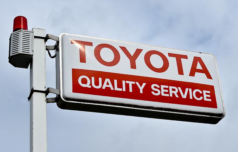 Muss erneut Millionen Autos in die Werkstätten zurückrufen: Der japanische Autoriese Toyota.