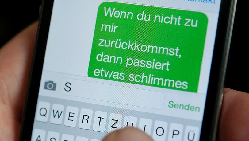 Mit einer Spionage-App auf dem Handy soll ein 20-Jähriger seine Ex-Freundin überwacht haben - jetzt muss er sich dafür vor Gericht verantworten. (Symbolbild) Mit einer Spionage-App auf dem Handy soll ein 20-Jähriger seine Ex-Freundin überwacht haben - jetzt muss er sich dafür vor Gericht verantworten. (Symbolbild)