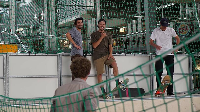 In der Schalterhalle des Münchner Bahnhofs dreht sich vom 21. Juni bis 4. Juli alles rund um das Thema Skateboarding.